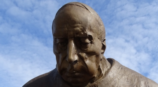  Fragment pomnika prymasa Stefana Wyszyńskiego na Jasnej Górze.  