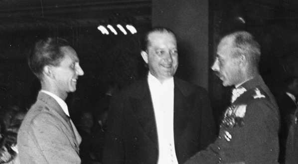  Przyjęcie wydane dla polskiej ekipy jeździeckiej w Instytucie Polsko-Niemieckim podczas letnich  Igrzysk Olimpijskich w Berlinie w sierpniu 1938 roku.  