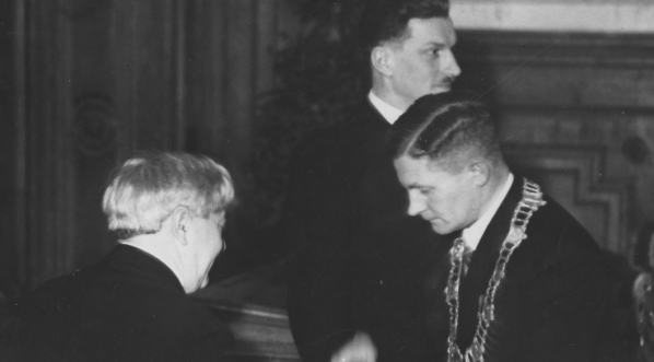  Uroczystość wręczenia nagrody literackiej miasta Poznania Arkademu Fiedlerowi przez prezydenta miasta Erwina Więckowskiego.  