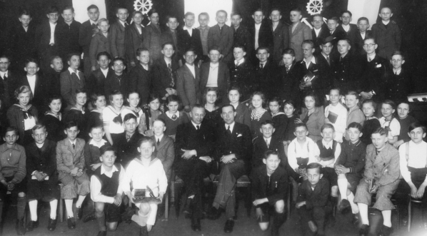  Nauczyciele i uczniowie szkoły powszechnej nr 6 w Hajdukach Wielkich.  