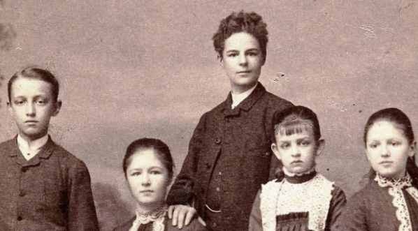  Siedmioro dzieci - czworo Róży z Potockich Krasińskiej, 2 v. Raczyńskiej, dwoje Artura Potockiego i Adam Zamoyski.  