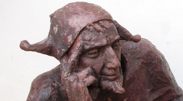  Pomnik Stańczyka na zamku w Niepołomicach.  