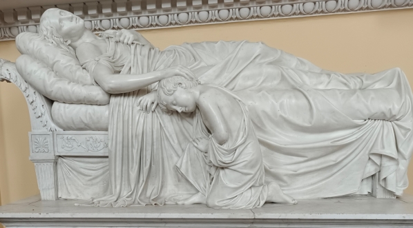  Pomnik grobowy Marii Urszuli z Radziwiłłów, żony Wincentego Krasińskiego, matki Zygmunta Krasińskiego,  w kościele Wniebowzięcia Najświętszej Matki Panny w Opinogórze.  