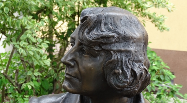  Fragment pomnika Zofii Nałkowskiej w Wołominie.  