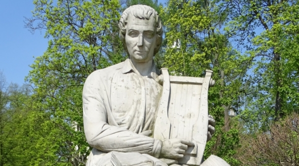  Pomnik Franciszka Karpińskiego przy wejściu do Gaju Akademosa w Parku Wilanowskim.  