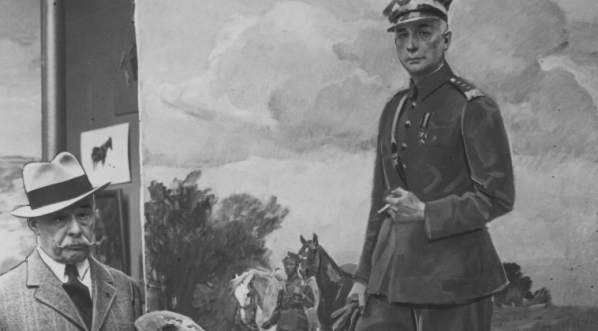  Wojciech Kossak obok obrazu przedstawiającego portret generała Kazimierza Sosnkowskiego, który ofiarował na Fundusz Obrony Narodowej w 1939 r.  
