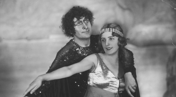  Tancerze Zygmunt Dąbrowski jako Szatan i Halina Szmolcówna w balecie "Święto ognia".  