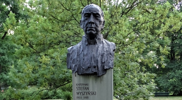  Pomnik kardynała Stefana Wyszyńskiego w Parku Jordana w Krakowie.  
