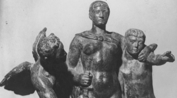  Rzeźba z brązu autorstwa artysty rzeźbiarza Edwarda Wittiga "Polska Nike" wykonana w 1917 roku.  