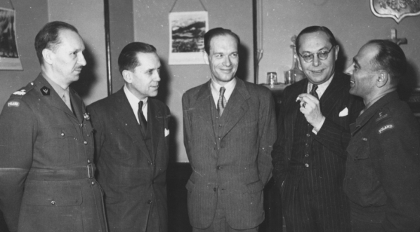  Zygmunt Berezowski - minister spraw wewnętrznych wśród przyjaciół w rocznicę przybycia z kraju.  
