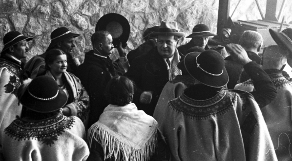  Powitanie gości na uroczystości otwarcia kolejki linowej na Kasprowy Wierch 22.11.1936 r.  