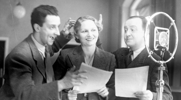  Próba operetki Adama Lenczowskiego "Przygoda w Grinzingu" w Rozgłośni Krakowskiej Polskiego Radia we wrześniu 1937 r. .  