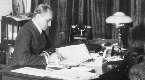  Aleksander Szczepański - konsul generalny Polski w Bytomiu przy biurku w gabinecie pracy.  