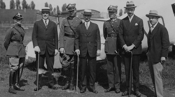  Grupa osób na lotnisku.  