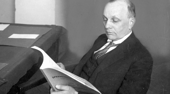  Czesław Klarner, minister skarbu w  gabinecie pracy.  
