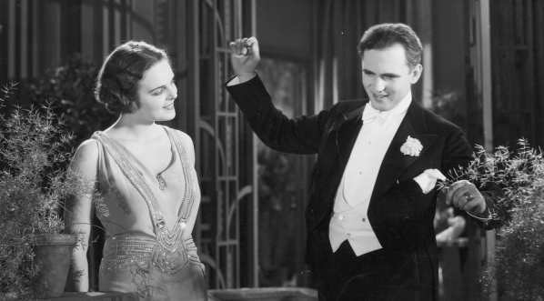  Zofia Batycka i Aleksander Żabczyński w filmie "Kobieta, która się śmieje" z 1931 roku.  