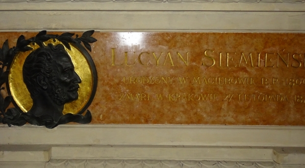  Sarkofag Lucjana Siemieńskiego w Krypcie Zasłużonych w kościele na Skałce w Krakowie.  