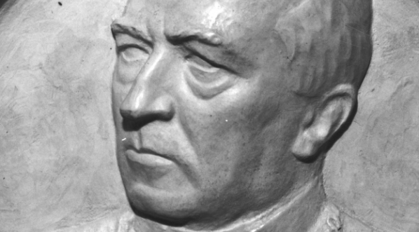  Plakietka przedstawiająca popiersie biskupa Antoniego Laubitza autorstwa Wawrzyńca Kaima.  