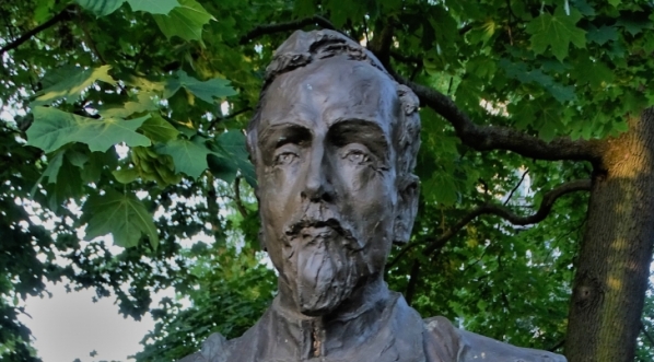  Pomnik Henryka Sienkiewicza w parku Jordana w Krakowie.  