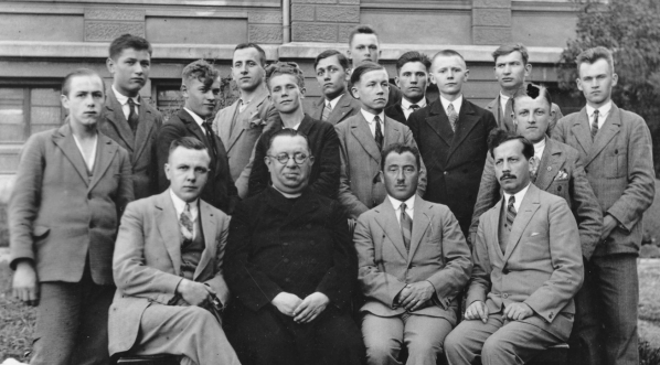  Nauczyciele i uczestnicy kursu dokształcającego dla głuchoniemych czeladników w Poznaniu.  