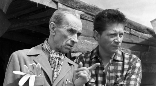  Aktorzy Janusz Strachocki i Józef Nalberczak w filmie "Szczęściarz Antoni" z 1960 roku.  