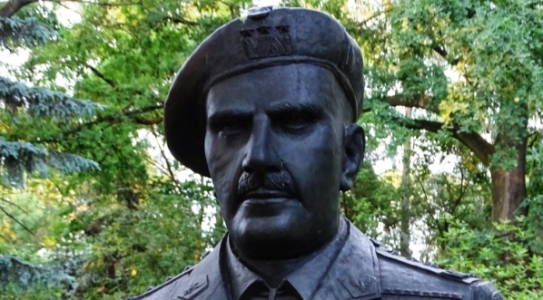  Pomnik generała Władysława Andersa w parku Jordana w Krakowie.  