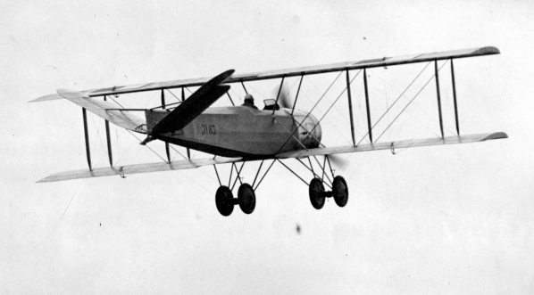  Prezentacja samolotu ze zmodyfikowanym usterzeniem na lotnisku Mokotowskim w Warszawie, 19.09.1931 r.  