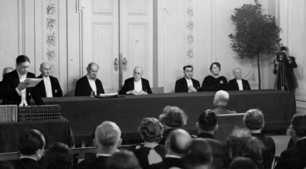  Doroczne posiedzenie Polskiej Akademii Literatury na którym ogłoszono listę osób odznaczonych Wawrzynem Akademickim, Warszawa listopad 1936 roku.  