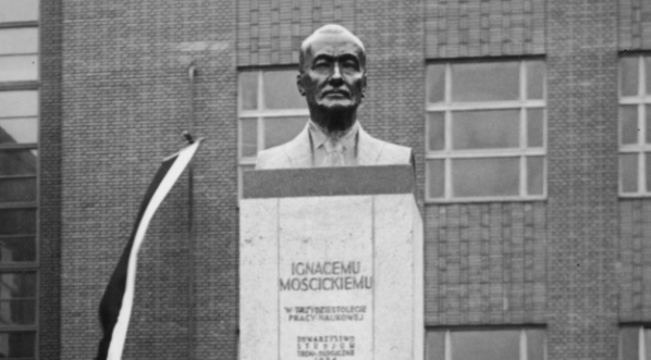  Stanisław Lewandowski obok popiersia prezydenta RP Ignacego Mościckiego na dziedzińcu nowych gmachów technologii chemicznej i elektrotechniki na Politechnice Warszawskiej.  