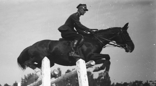  Rotmistrz Józef Szostak  podczas skoków przez przeszkody na terenie koszar w Warszawie we wrześniu 1924 roku.  