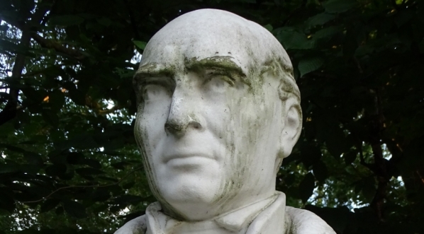  Popiersie Stanisława Staszica w parku Jordana w Krakowie.  