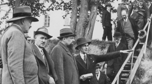  Uczestnicy VI Powszechnego Zjazdu Historyków Polskich w Wilnie na wycieczce w Grodnie we wrześniu 1935 r.  