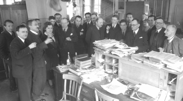  Uroczysta lampka wina z okazji wydania 500 numeru gazety "Światowid" w Krakowie w 1934 roku.  