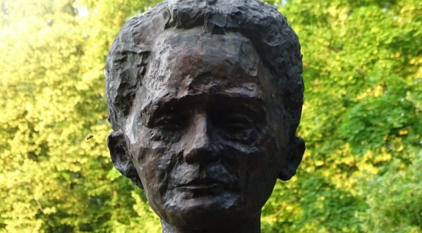  Popiersie Marii Skłodowskiej Curie z jej pomnika w parku Jordana w Krakowie.  