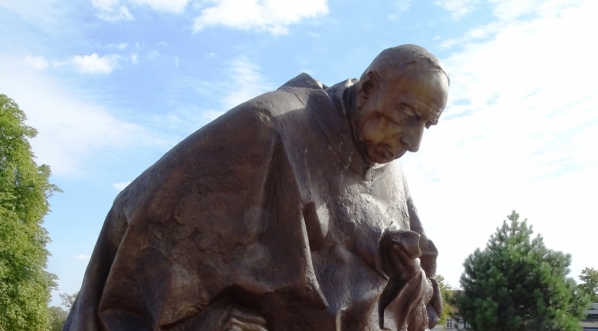  Pomnik prymasa Stefana Wyszyńskiego  w Częstochowie.  