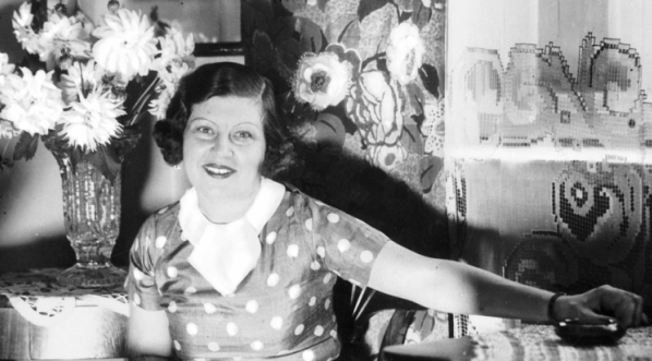  Zula Pogorzelska w swoim mieszkaniu.  