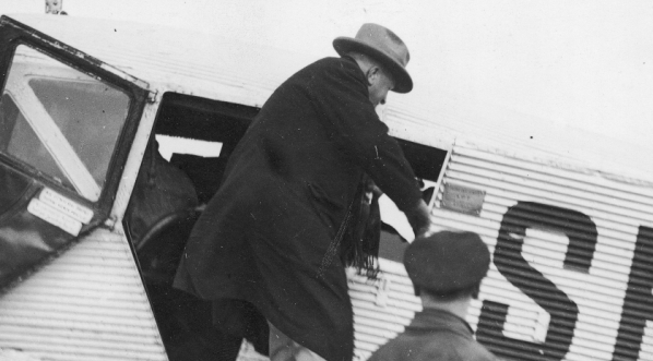  Profesor Julian Szymański wychodzi z samolotu Junkers F 13 po powrocie z III Kongresu Lekarzy Słowiańskich w Splicie 9.10.1930 r.  