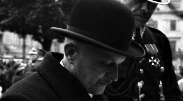  Prof. Kazimierz Władysław Kumaniecki wpisuje się do księgi pamiątkowej 6 Pułku Artylerii Lekkiej podczas uroczystości piętnastolecia tej jednostki na Rynku Głównym w Krakowie w maju 1934 r.  