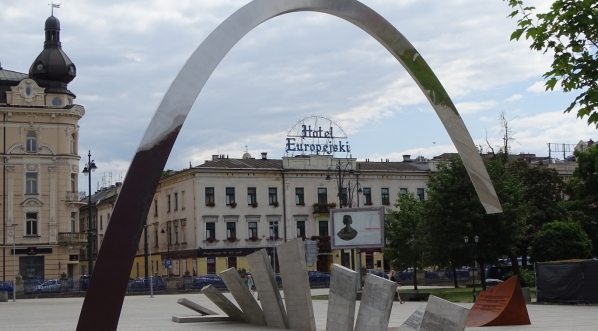  Pomnik Ryszarda Kuklińskiego na placu Jana Nowaka-Jeziorańskiego w Krakowie.  