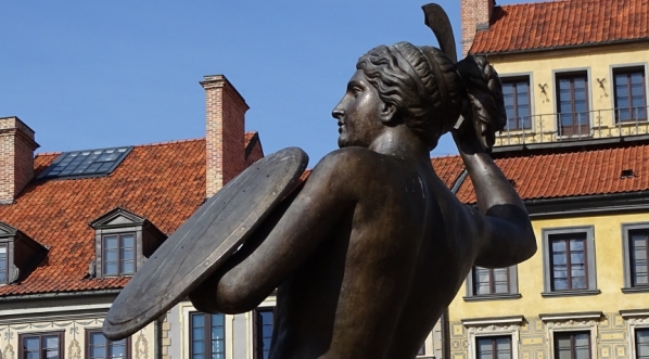  Pomnik Syreny na Rynku Starego Miasta w Warszawie.  