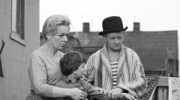  Hanka Bielicka i Tadeusz Fijewski w filmie Stanisława Jędryki "Dom bez okien" z 1962 roku.  