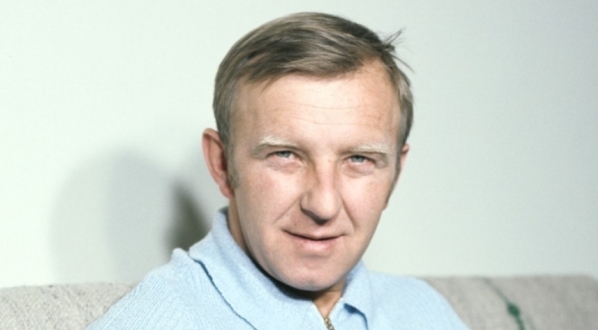  Jerzy Turek z psem w swoim mieszkaniu.  