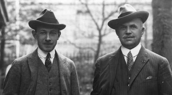  Kazimierz Olszowski - poseł nadzwyczajny i minister pełnomocny Polski w Niemczech w towarzystwie charge d`affaires Polski w Paryżu hr. Aleksandra Szembeka podczas wizyty w Paryżu.  