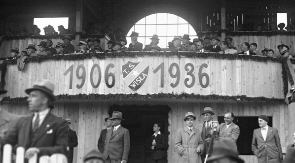  Mecz piłki nożnej TS Wisła Kraków - Chelsea FC na stadionie Wisły Kraków rozegrany z okazji 30-lecia Towarzystwa Sportowego Wisła Kraków w maju 1936 r.  