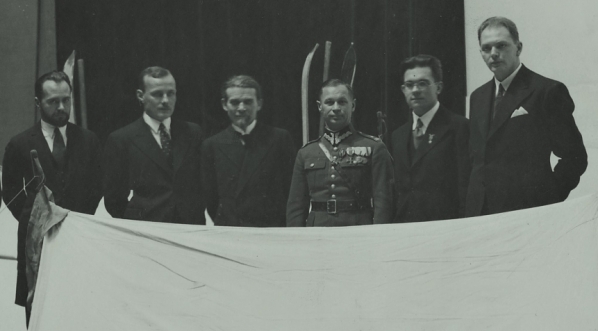  Uczestnicy polskiej wyprawy naukowej na Spitsbergen po zbiorowym odczycie w Teatrze Wielkim w Warszawie 3.12.1934 r.  