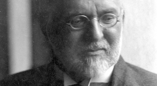  Senator Józef Buzek w czasie przerwy w obradach komisji senackiej w sprawie reformy rolnej we wrześniu 1925 roku.  