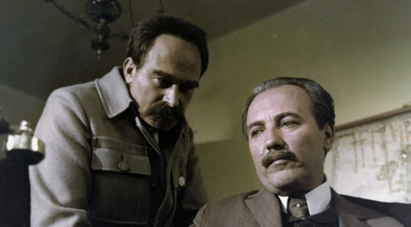  Janusz Zakrzeński (w roli Józefa Piłsudskiego) i Ignacy Gogolewski (w roli Stefana Żeromskiego) w filmie "Polonia Restituta" z 1980 r,  