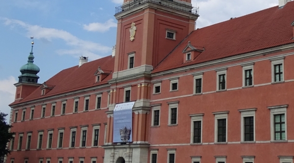  Zamek Królewski w Warszawie z banerem wystawy "Rządzić i olśniewać. Klejnoty i jubilerstwo w Polsce w XVI i XVII wieku".  