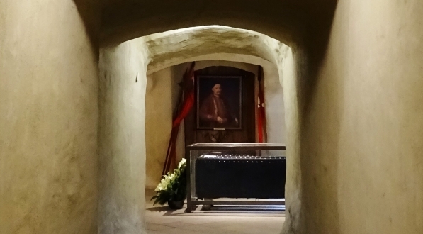  Wejście do krypty Jeremiego Wiśniowieckiego w kościele na Świętym Krzyżu.  