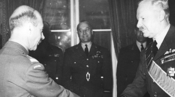  Uroczystość nadania przez prezydenta Władysława Raczkiewicza odznaczenia marszałkowi Arthurowi Harrisowi, 7.06.1945 r.  